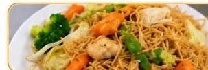 Chow mein noodles with broccoli, carrot and chicken